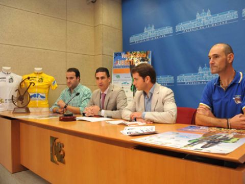 Participantes en la presentación de esta quinta edición de la Vuelta Ciclista a la Subbética. (Foto: Cedida)