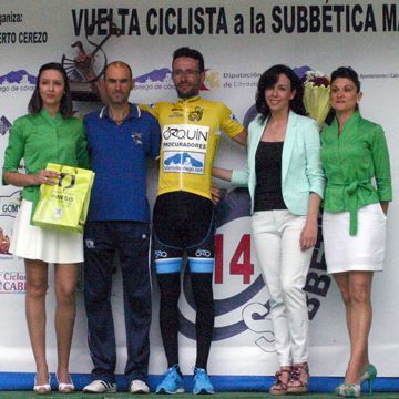 José Manuel Moreno, con el maillot amarillo, junto a la Alcaldesa prieguense, el presidente del C.D.C. Puerto del Cerezo y las azafatas de la vuelta. (Foto: R. Cobo)