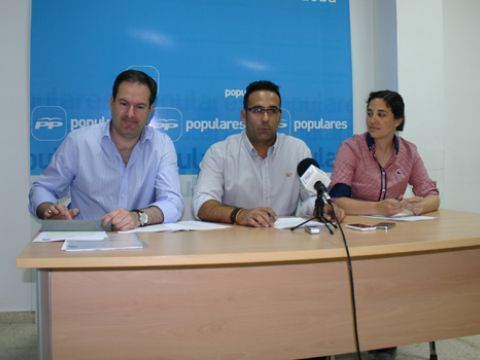Adolfo Molina, Sergio Fornieles y Cristina Casanueva, esta mañana durante su comparecencia ante los medios. (Foto: R. Cobo)