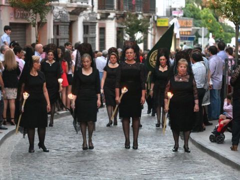 Imagen del desfile procesional en la tarde-noche de ayer domingo. (Foto: Antonio J. Sobrados)