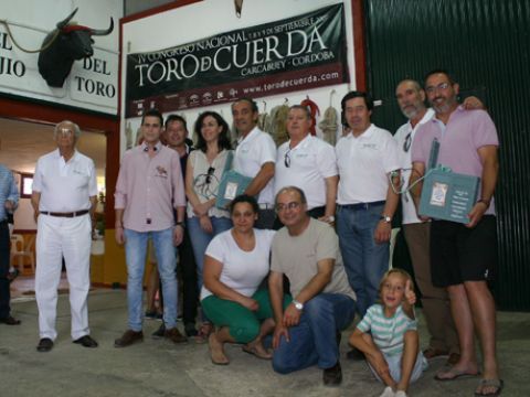 Embajadores, junto a la Madrina del Toro de Cuerda e integrantes de la Asociación. (Foto: R. Cobo)