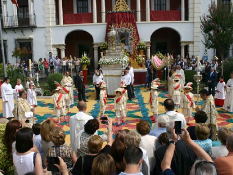 La desfile a su paso por el altar instalada en la fachada del Ayuntamiento. (Foto: R. Cobo)