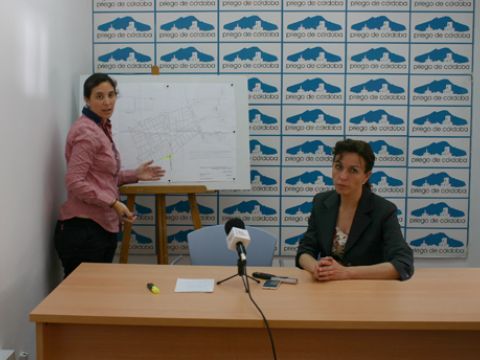 Cristina Casanueva, junto al plano, y María Luisa Ceballos, esta mañana durante su comparecencia ante los medios. (Foto: R. Cobo)