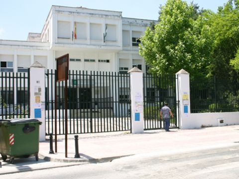 Exterior del colegio Ángel Carrillo, uno de los centros en los que se intervendrá. (Foto: R. Cobo)