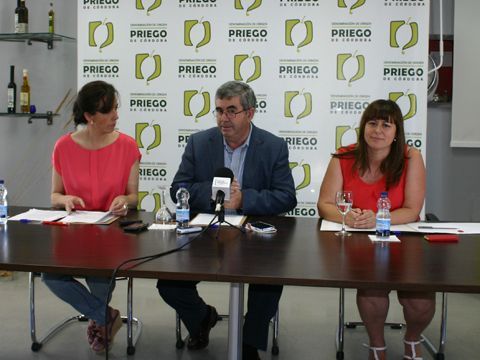 María Luisa Ceballos, Francisco Serrano y Paqui García, esta mañana en la sede de la D.O.P. Priego de Córdoba. (Foto: R. Cobo)