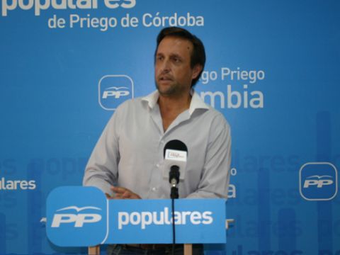 Javier Ibáñez ayer en la sede del PP priguense, durante su comparecencia ante los medios. (Foto: R. Cobo)