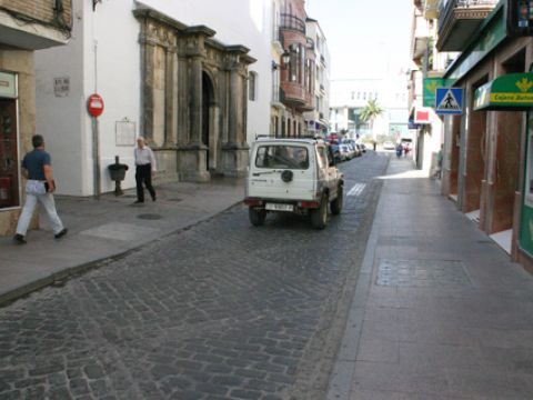 El pavimento de adoquín de Carrera de las Monjas será sustituido por hormigón. (Foto: R. Cobo)