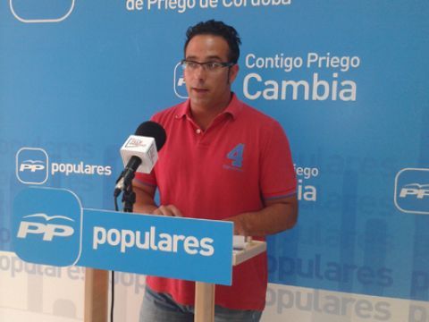 Sergio Fornieles, esta mañana durante su comparecencia ante los medios en la sede del PP prieguense. (Foto: R. Cobo)