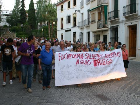 Pancarta que encabezaba la manifestación en la salida de la Fuente del Rey. (Foto: R. Cobo)