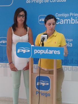 Cristina Casanueva y Rosaura Muñoz durante su comparecencia ante los medios. (Foto: R. Cobo)