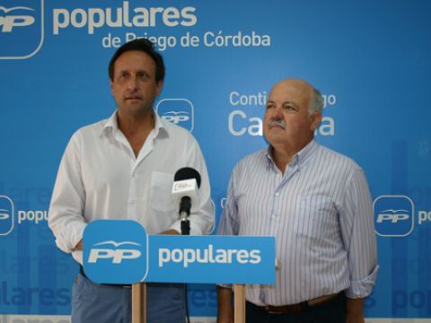 Javier Ibáñez y Jesús Aguirre, esta mañana en la sede del PP prieguense. (Foto: R. Cobo)