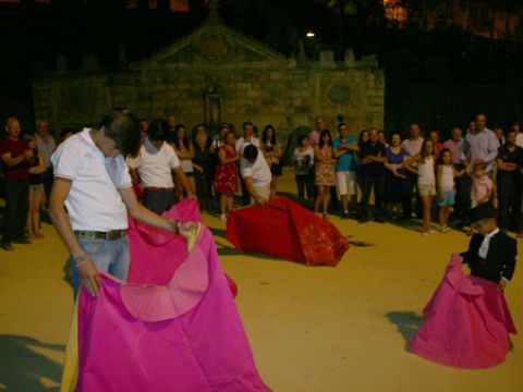 Alumnos de la Escuela del Círculo Taurino de Córdoba durante su exhibición de torero de salón. (Foto: R. Cobo)