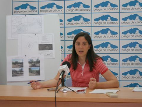 Cristina Casanueva, esta mañana durante la rueda de prensa, junto a los planos de la parcela propuesta. (Foto: R. Cobo)