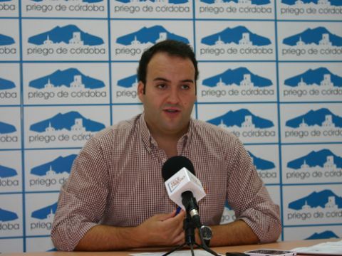 Juan Ramón Valdivia durante su comparecencia ante los medios. (Foto: R. Cobo)
