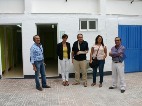 Ceballos, Barrientos y Forcada, junto al director y presidenta del AMPA del Cristóbal Luque Onieva. (Foto: R. Cobo)