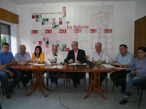 Durán junto a varios de los participantes en la reunión de cargos socialistas celebrada el pasado lunes en la sede del PSOE prieguense. (Foto: R. Cobo)