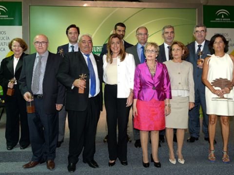 Premiados junto a Susana Díaz y Elena Víboras. (Foto: Cedida)