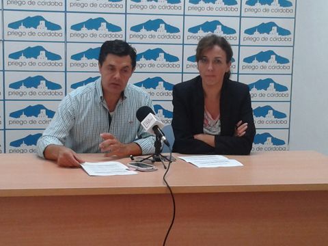 Luis Miguel Carrillo y María Luisa Ceballos durante su comparecencia ante los medios. (Foto: R. Cobo)