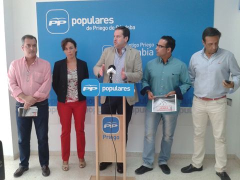 Ceballos y Molina, en el centro, junto a integrantes del PP local y comarcal. (Foto: R. Cobo)