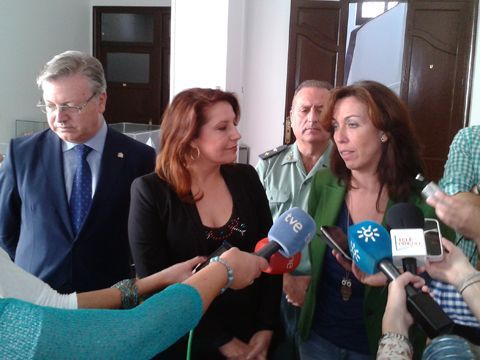 Carmen Crespo y María Luisa Ceballos esta mañana atendiendo a los medios. (Foto: R. Cobo)